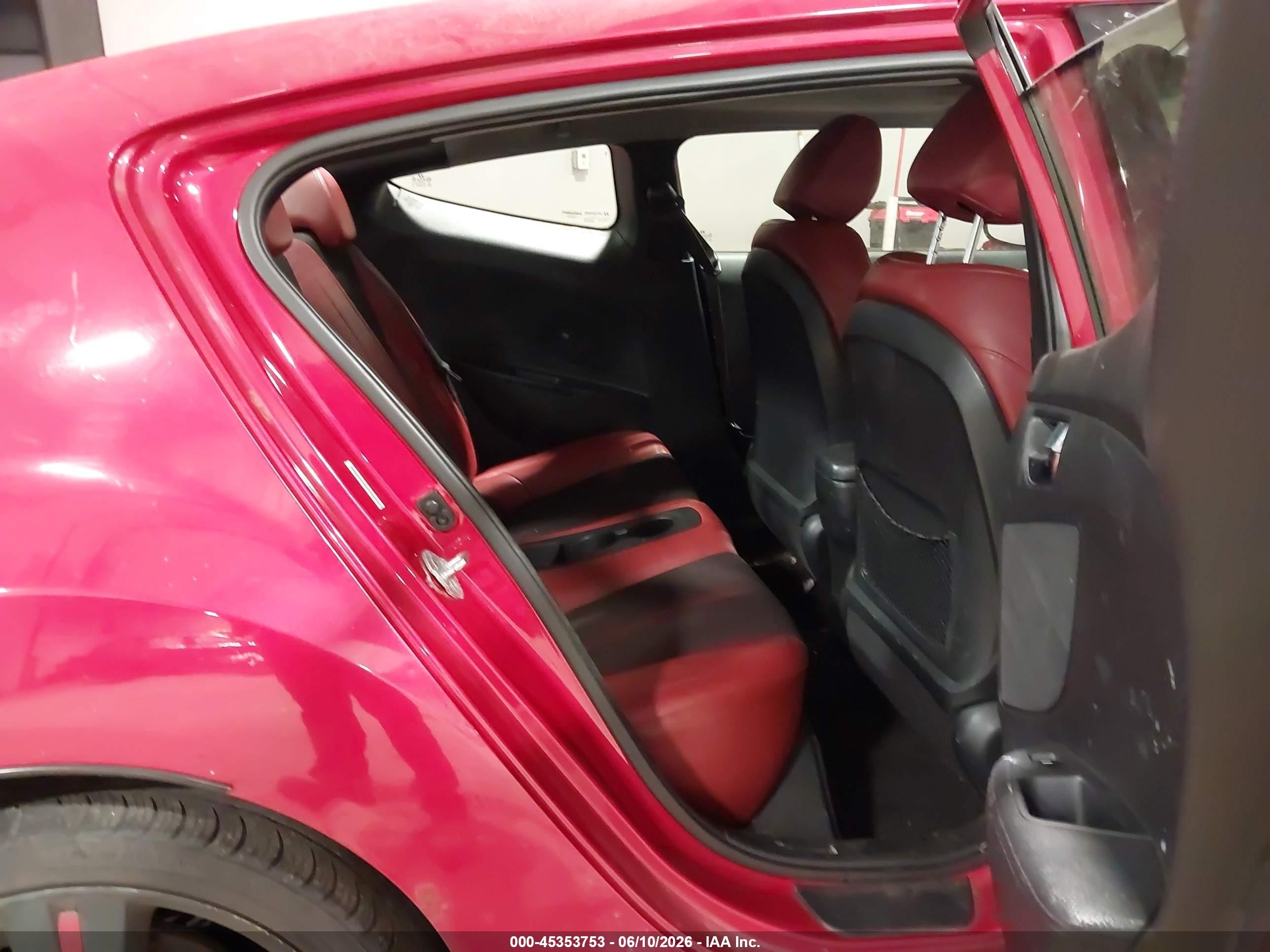 2014 Hyundai Veloster Base W/red Red vin: KMHTC6AD6EU190553