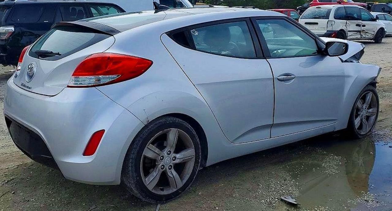 2014 Hyundai Veloster Base Silver vin: KMHTC6AD6EU216598