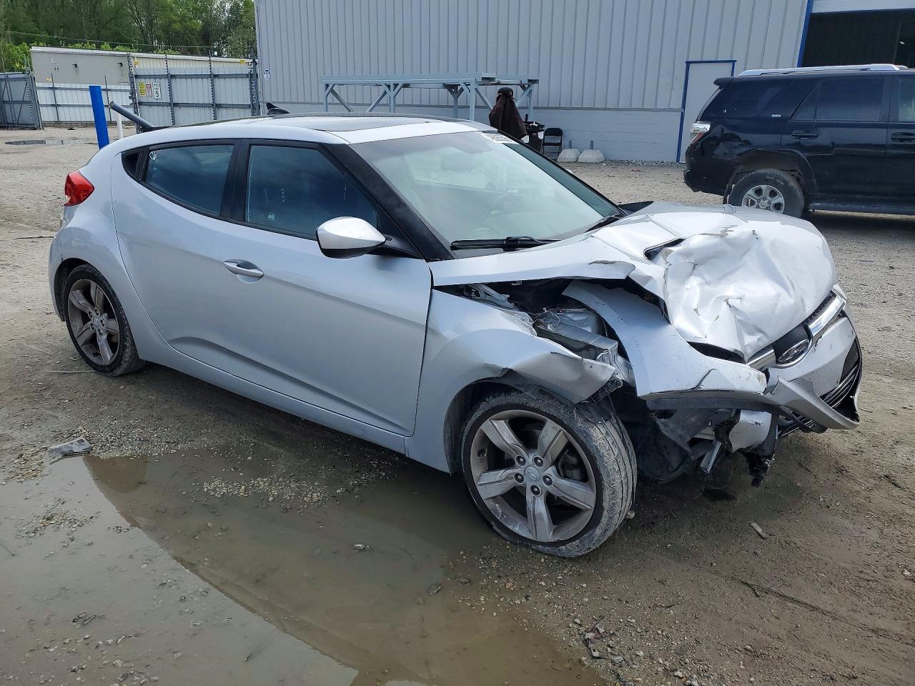 2014 Hyundai Veloster Base Silver vin: KMHTC6AD6EU216598
