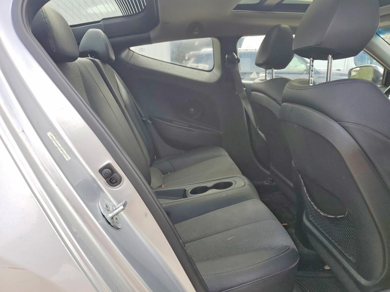 2014 Hyundai Veloster Base Silver vin: KMHTC6AD6EU216598