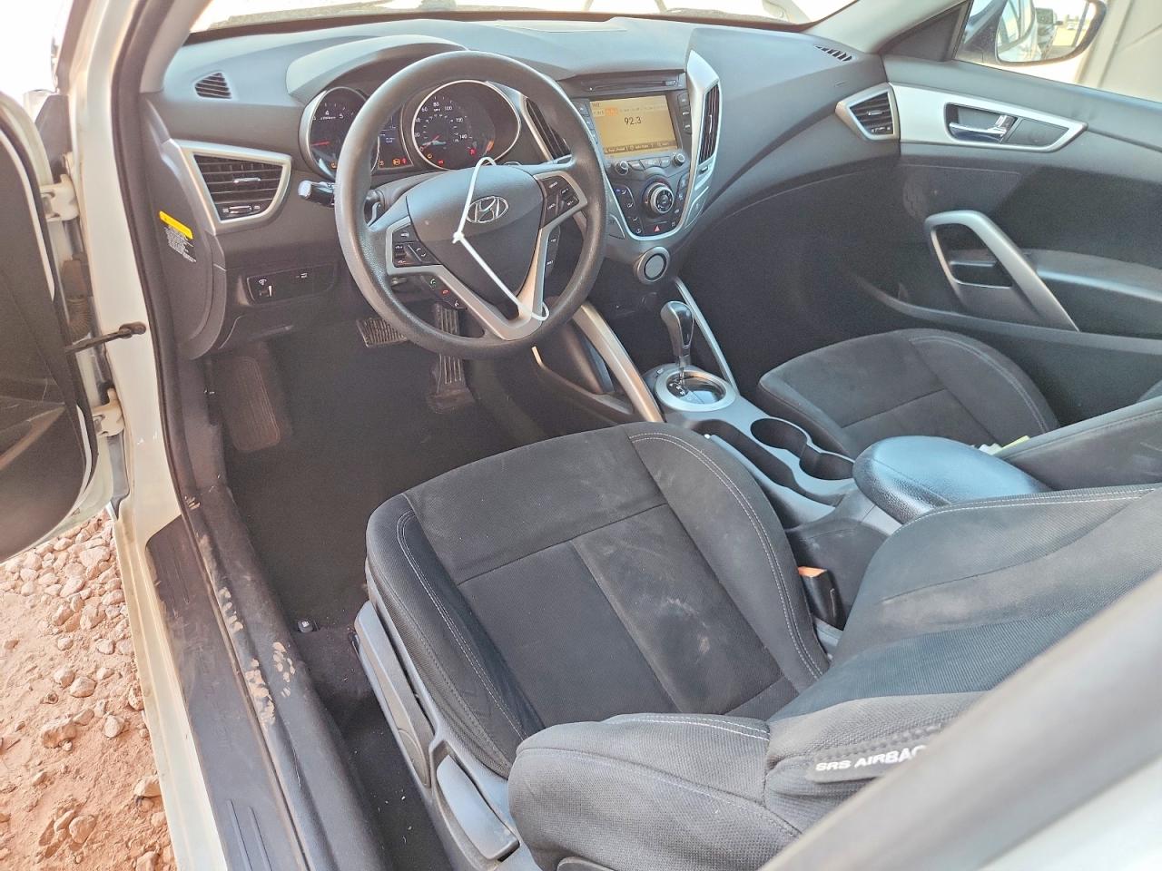 2015 Hyundai Veloster Base Белый vin: KMHTC6AD6FU230874