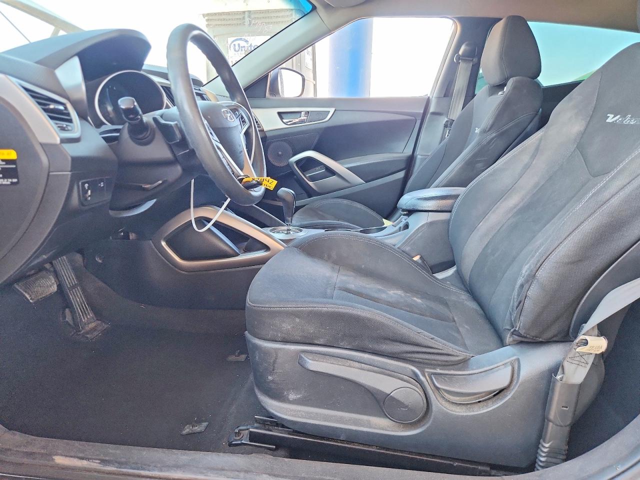 2015 Hyundai Veloster Base Белый vin: KMHTC6AD6FU230874