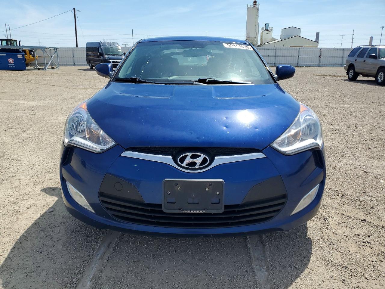 2017 Hyundai Veloster Base Blue vin: KMHTC6AD6HU322392
