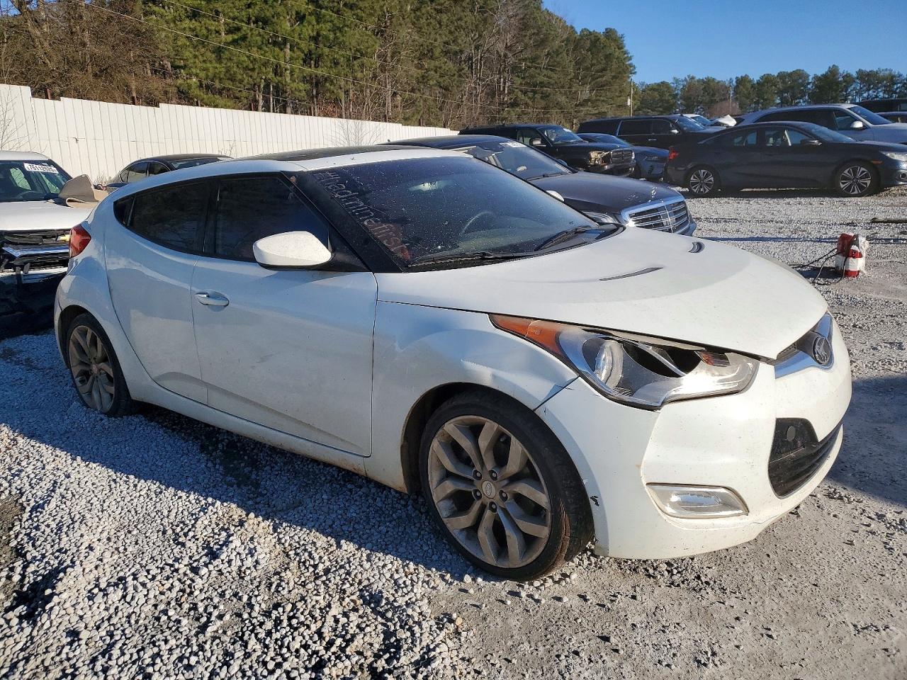 2012 Hyundai Veloster Base White vin: KMHTC6AD7CU023549