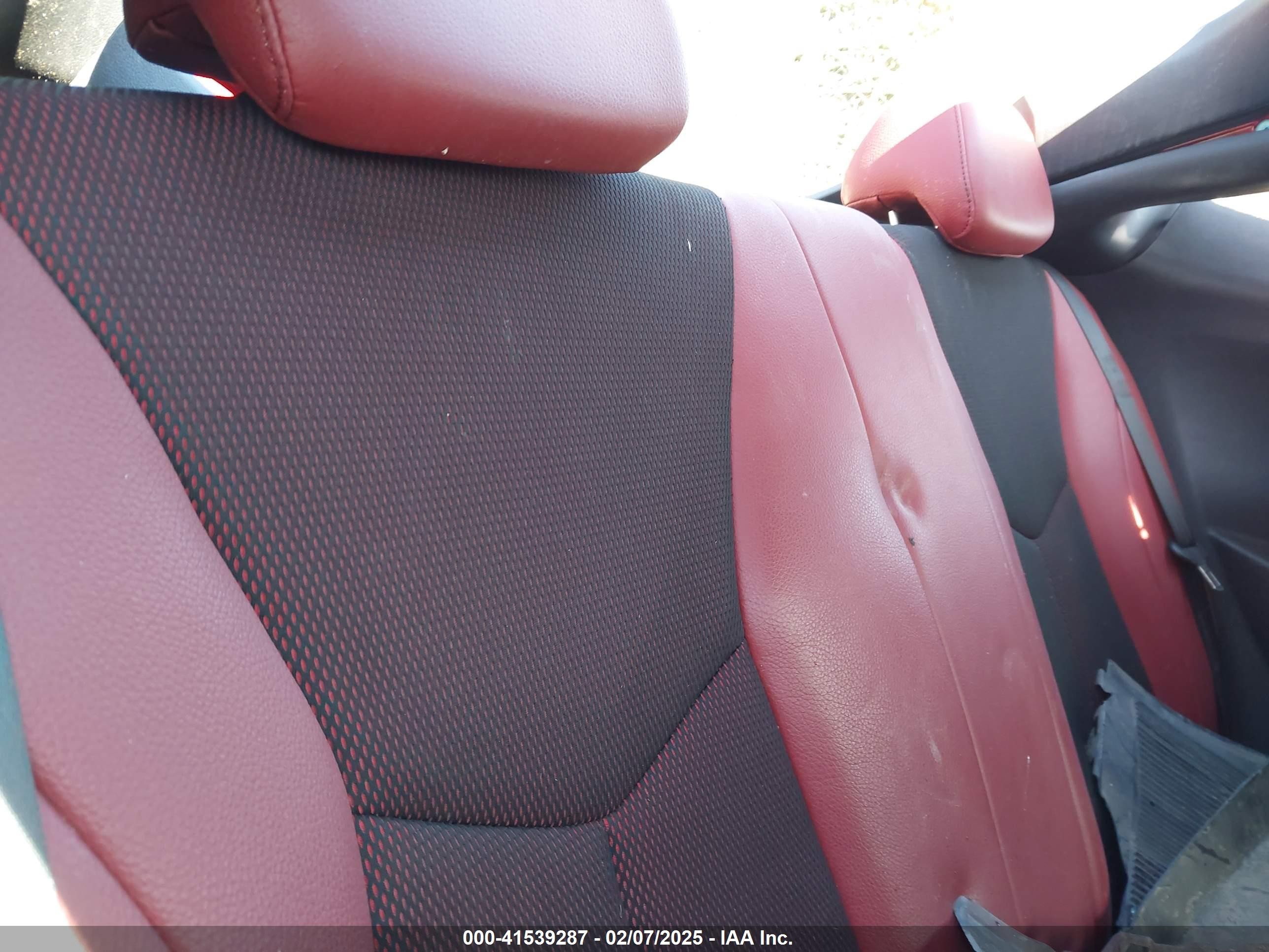 2012 Hyundai Veloster Base W/red/black Red vin: KMHTC6AD7CU081791
