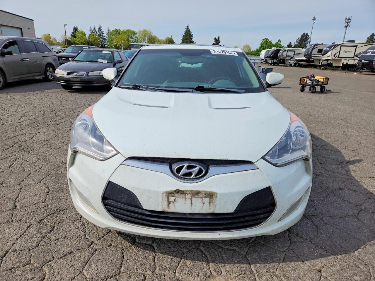 2013 Hyundai Veloster Base White vin: KMHTC6AD7DU085356