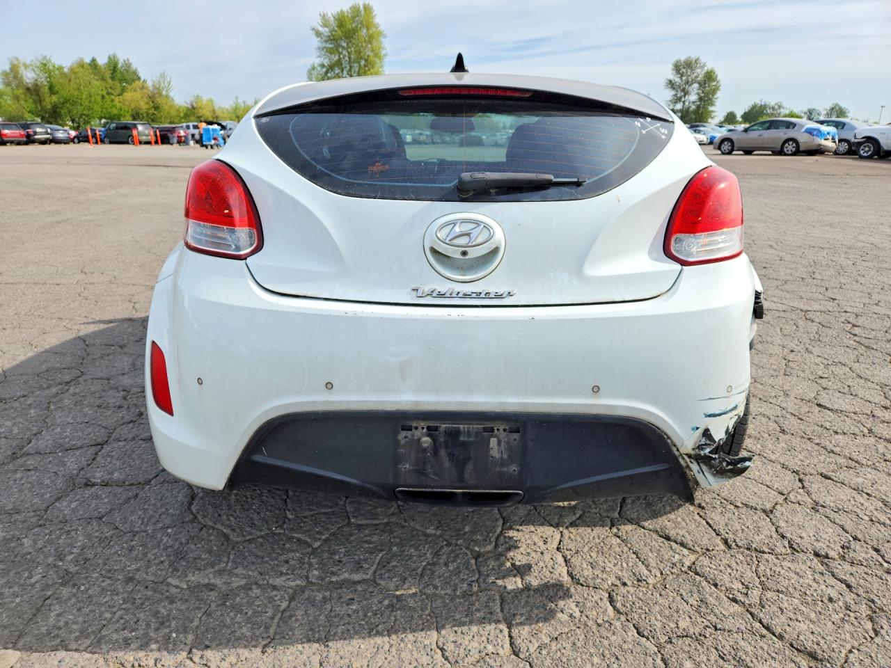 2013 Hyundai Veloster Base White vin: KMHTC6AD7DU085356