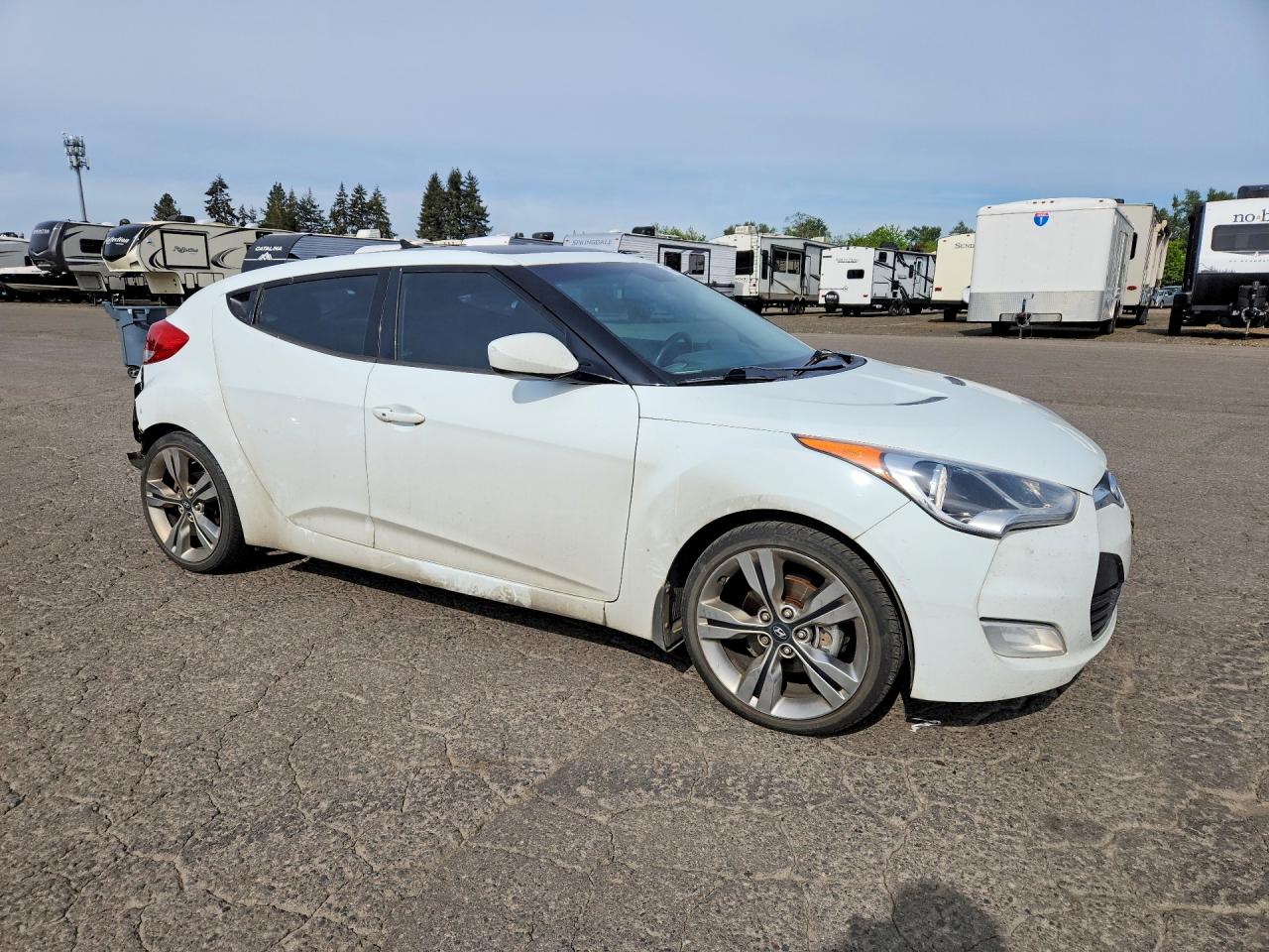 2013 Hyundai Veloster Base White vin: KMHTC6AD7DU085356