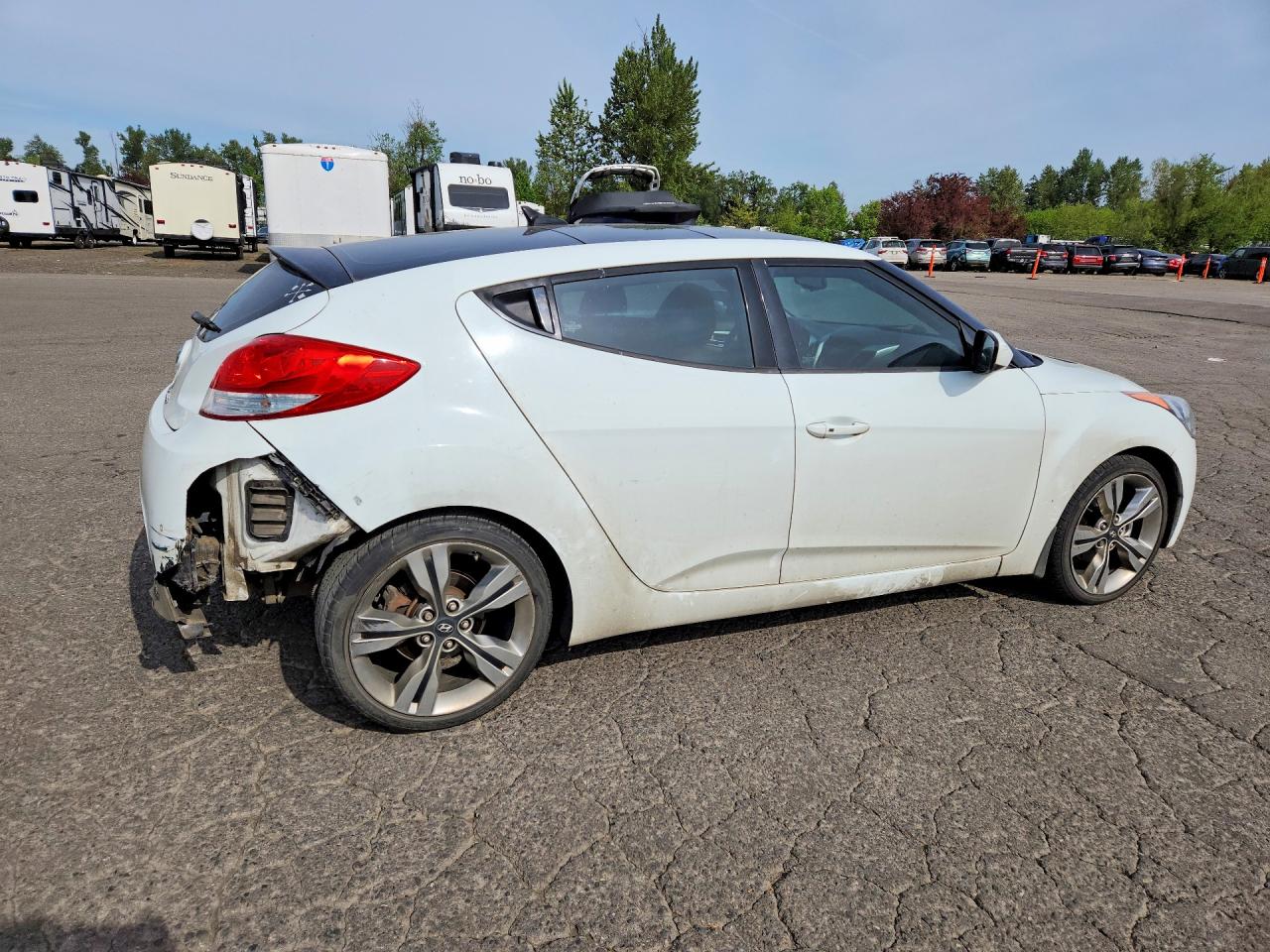 2013 Hyundai Veloster Base White vin: KMHTC6AD7DU085356