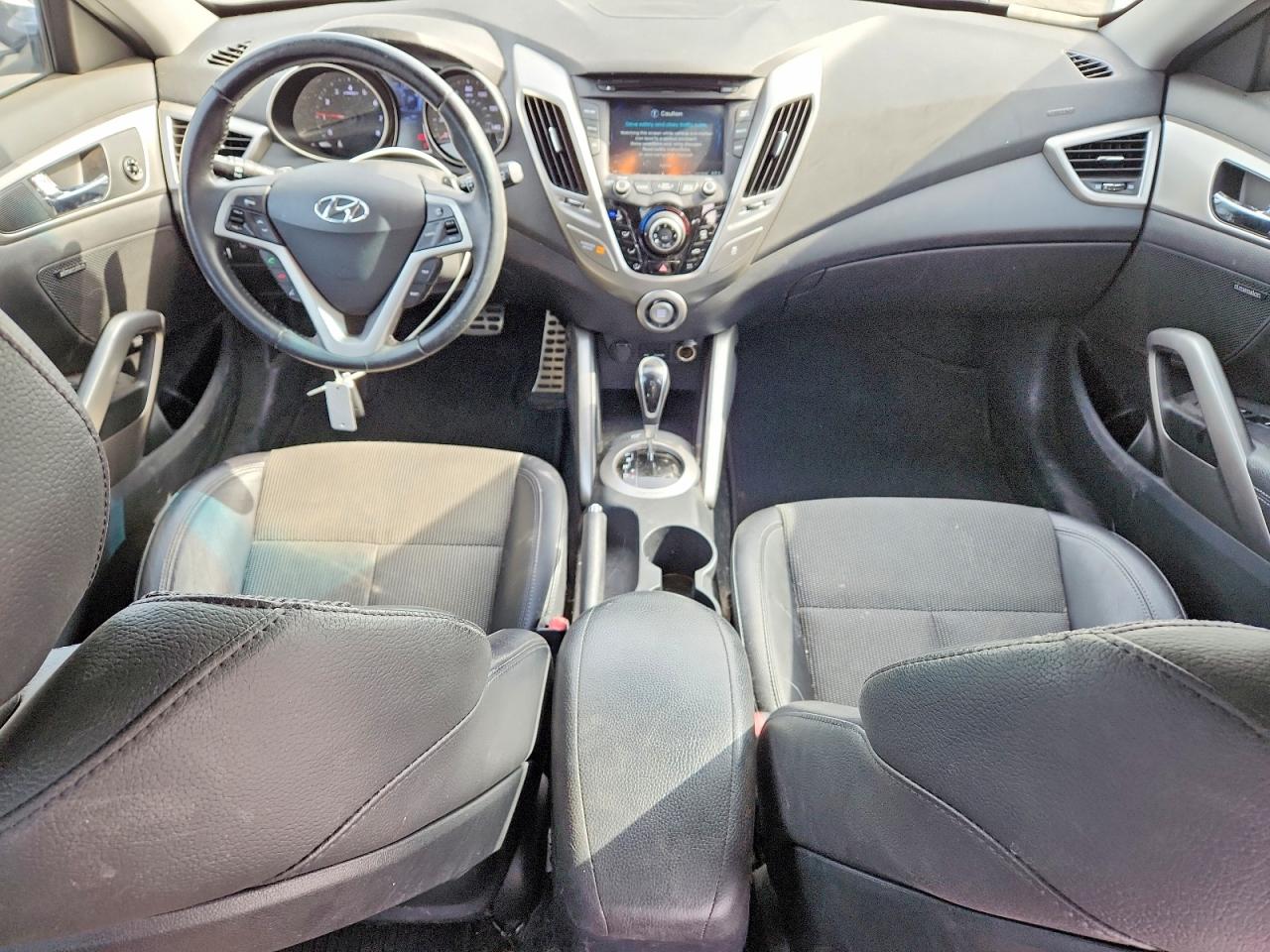 2013 Hyundai Veloster Base White vin: KMHTC6AD7DU085356