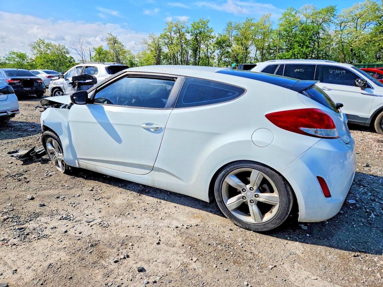 2014 Hyundai Veloster Base White vin: KMHTC6AD7EU183580