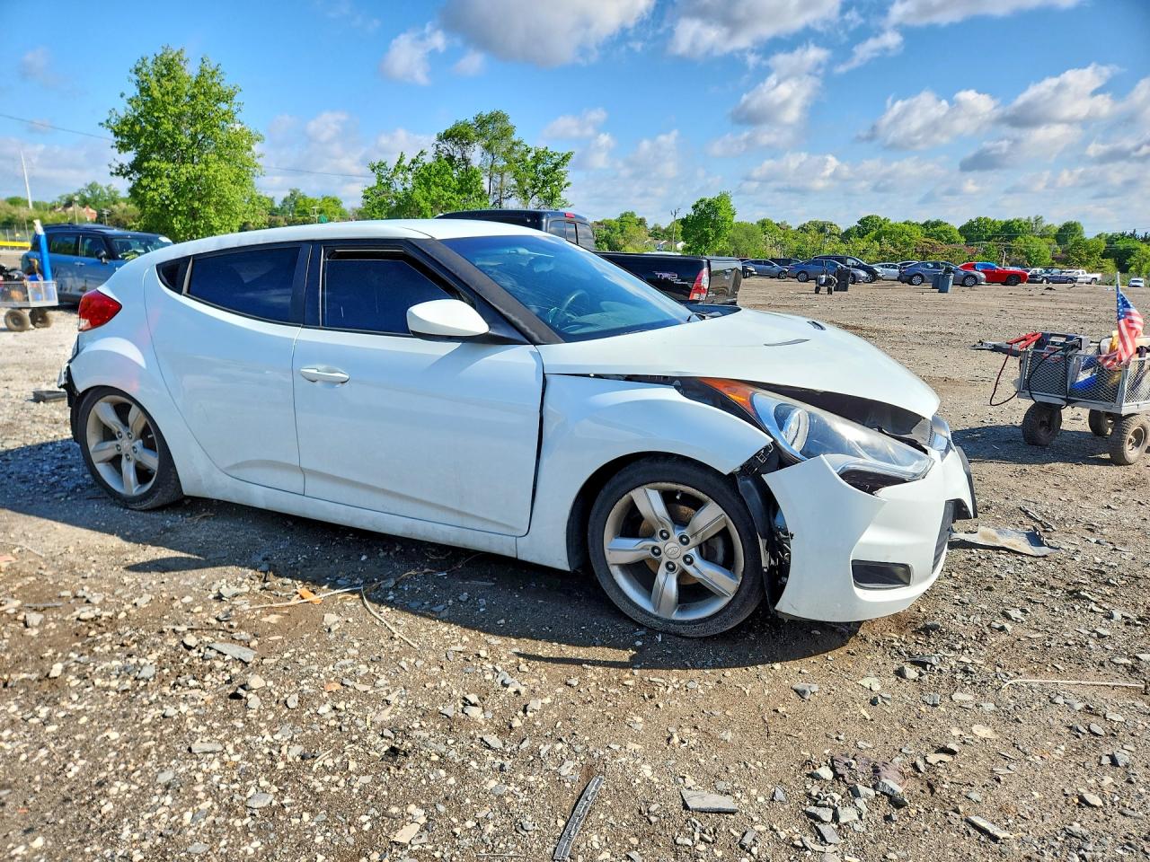 2014 Hyundai Veloster Base White vin: KMHTC6AD7EU183580