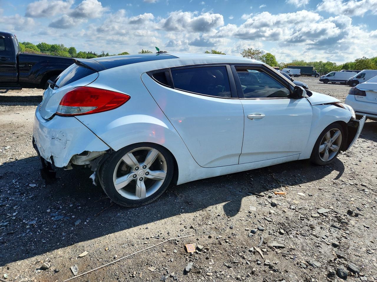 2014 Hyundai Veloster Base White vin: KMHTC6AD7EU183580