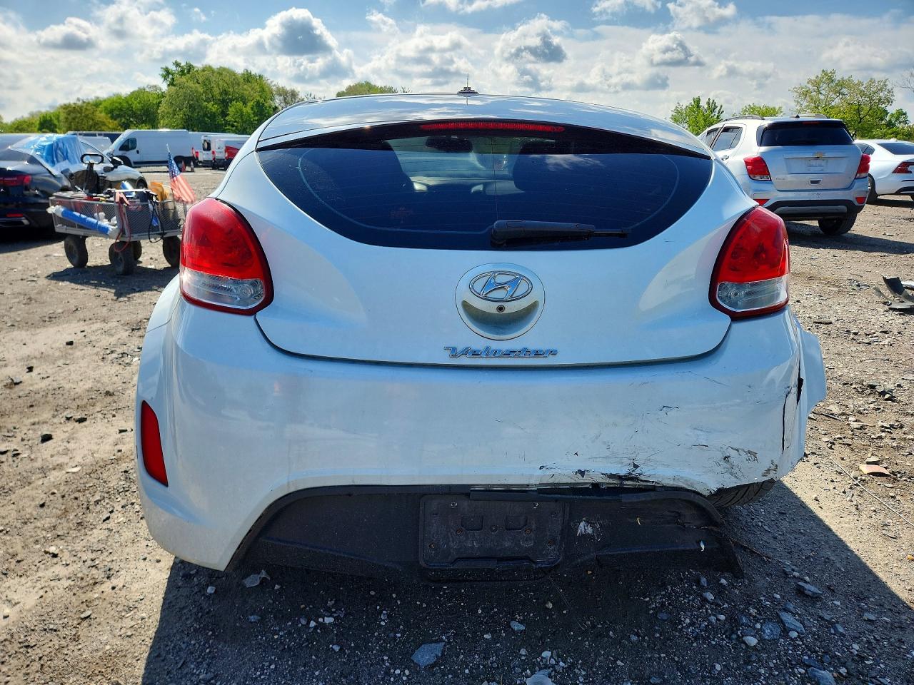 2014 Hyundai Veloster Base White vin: KMHTC6AD7EU183580