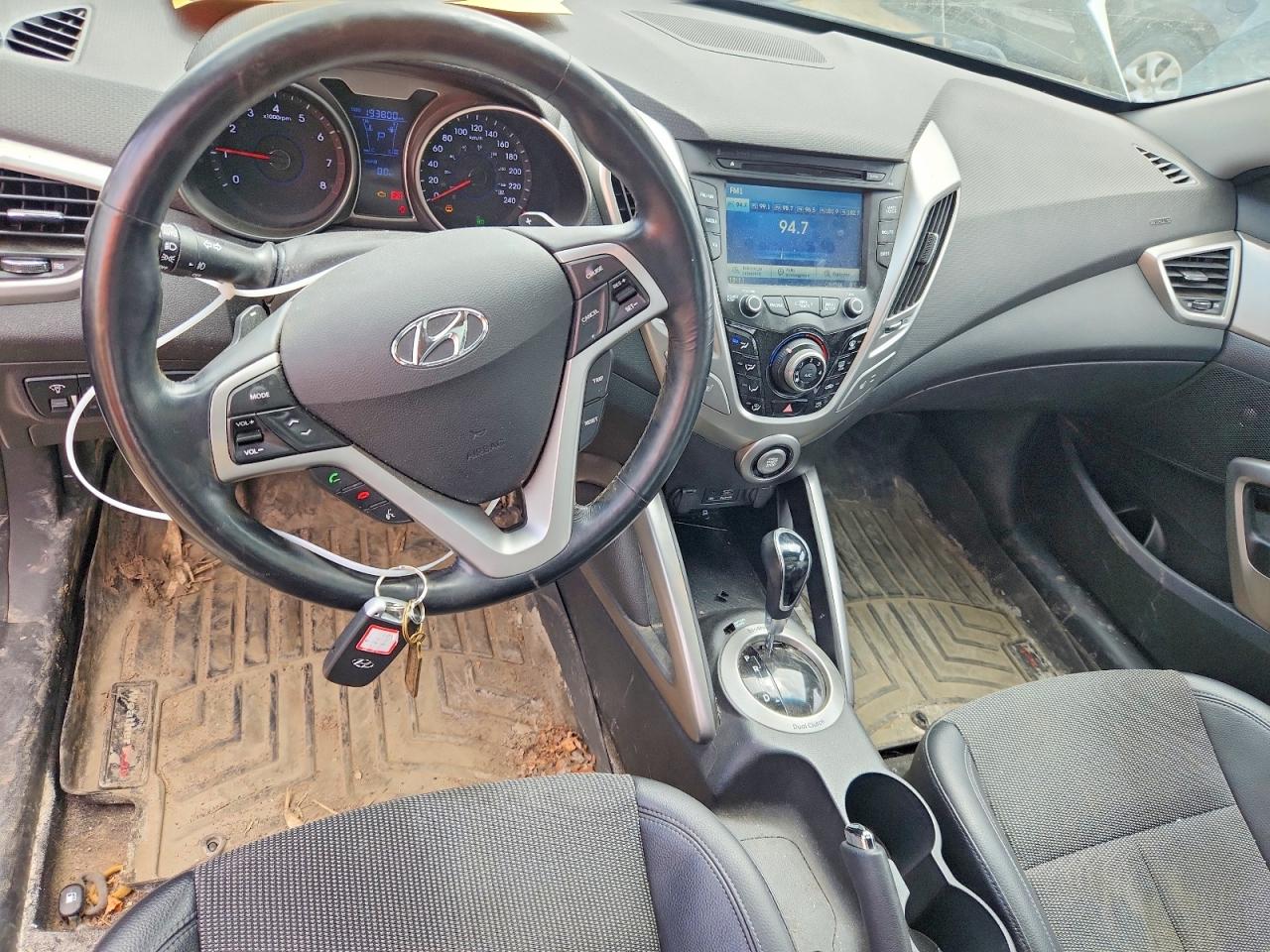 2015 Hyundai Veloster Base White vin: KMHTC6AD7FU241429