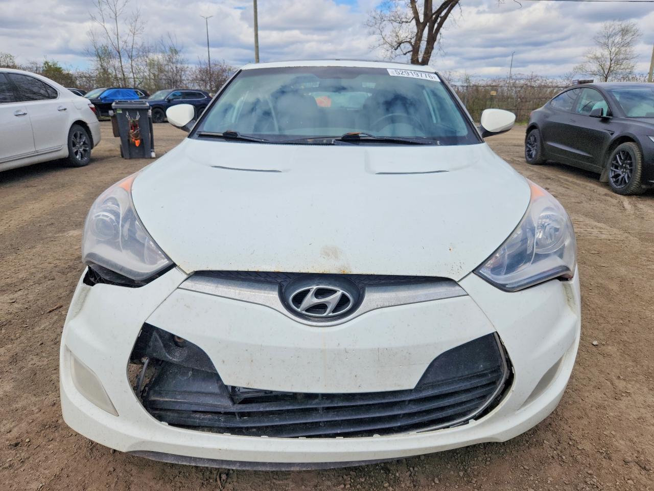 2015 Hyundai Veloster Base White vin: KMHTC6AD7FU241429