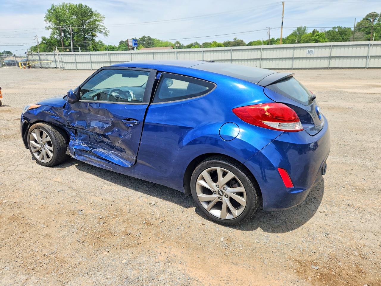 2017 Hyundai Veloster Base Blue vin: KMHTC6AD7HU306234