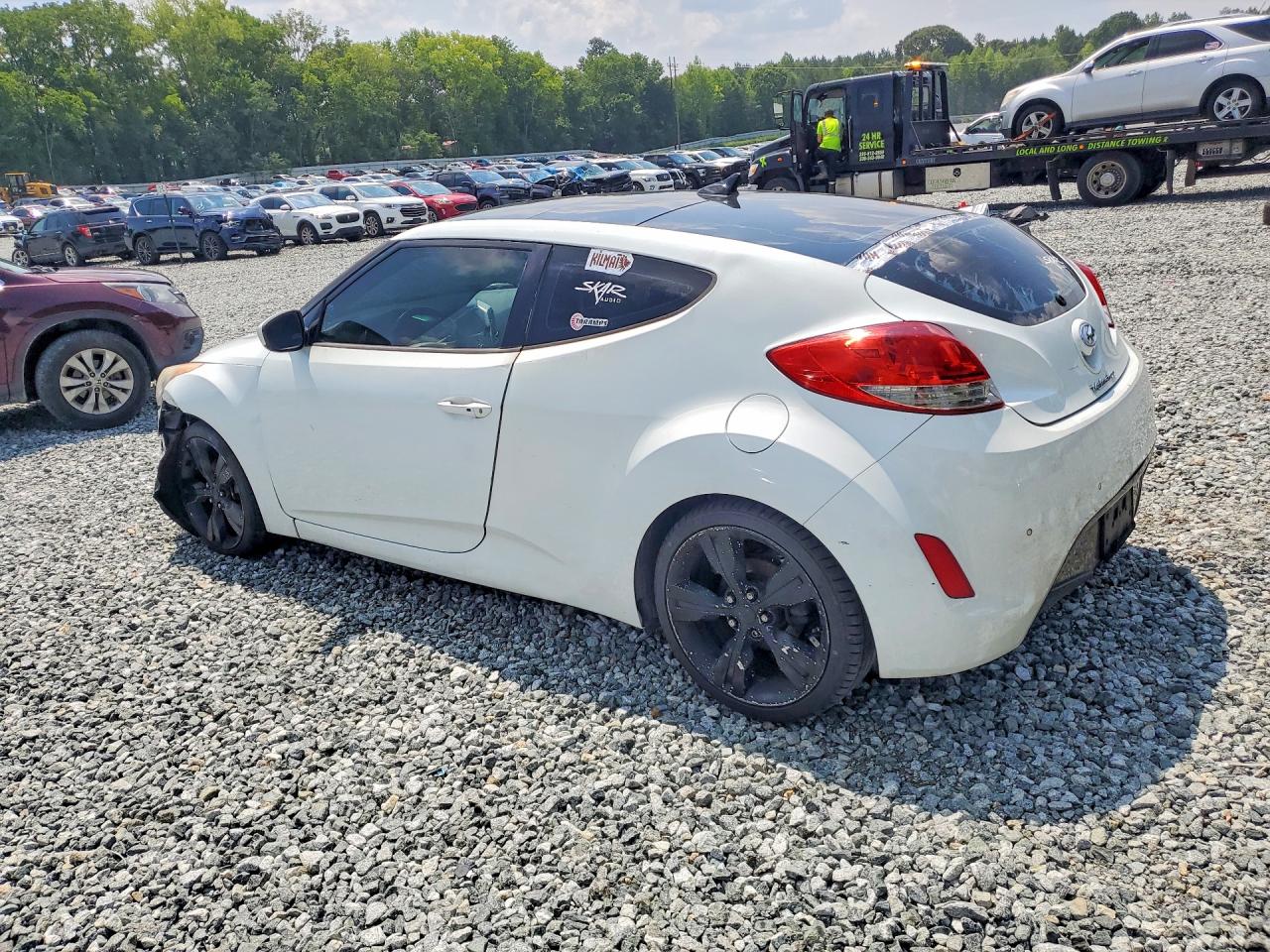2012 Hyundai Veloster Base White vin: KMHTC6AD8CU058908