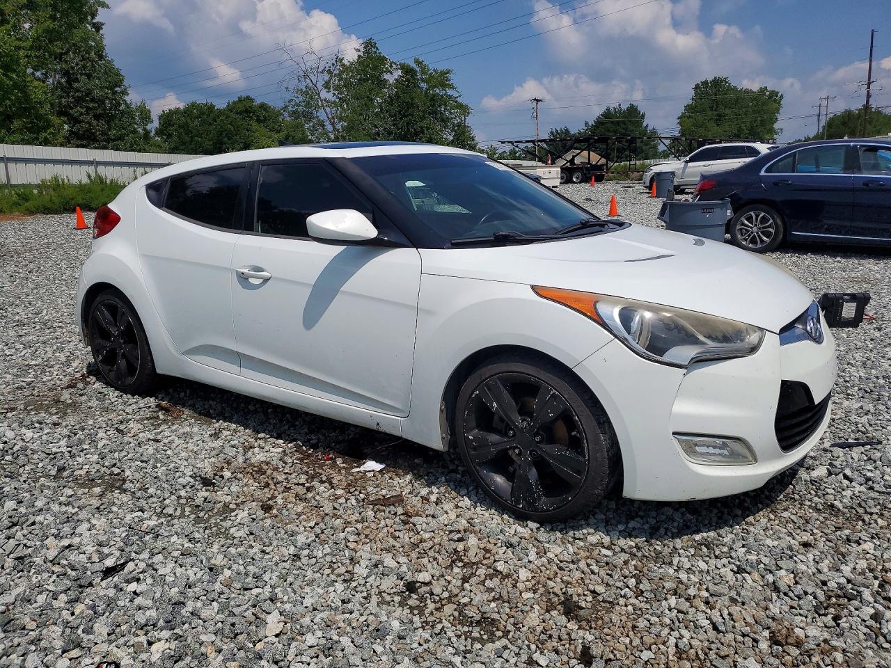 2012 Hyundai Veloster Base White vin: KMHTC6AD8CU058908