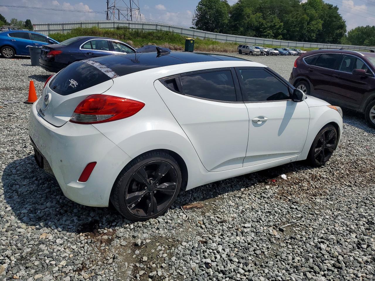 2012 Hyundai Veloster Base White vin: KMHTC6AD8CU058908