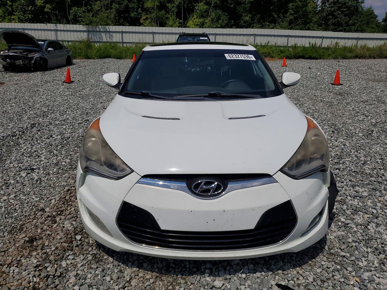 2012 Hyundai Veloster Base White vin: KMHTC6AD8CU058908