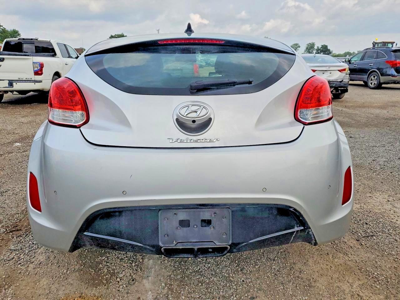 2013 Hyundai Veloster Base Silver vin: KMHTC6AD8DU091134