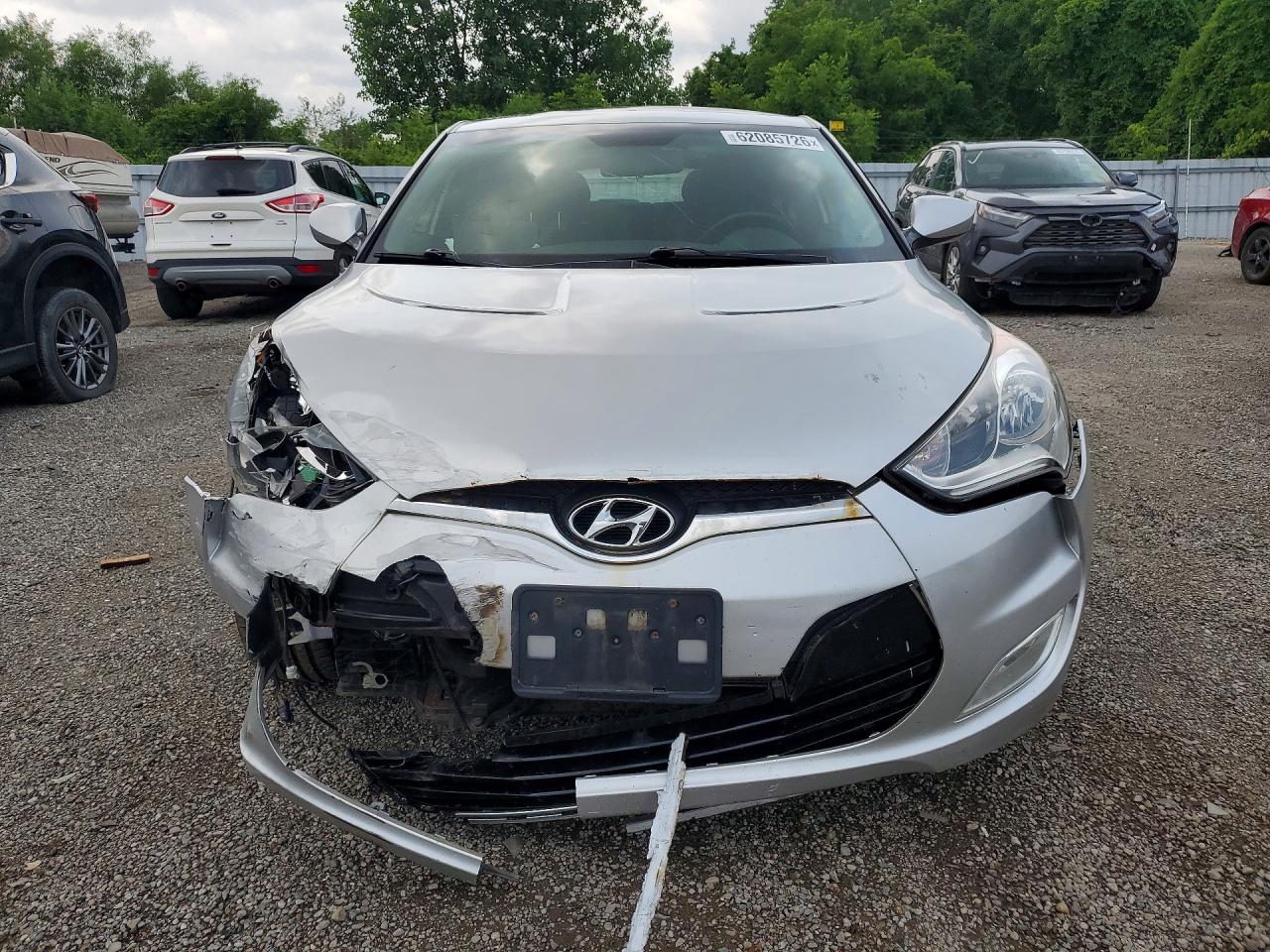 2013 Hyundai Veloster Base Silver vin: KMHTC6AD8DU091134