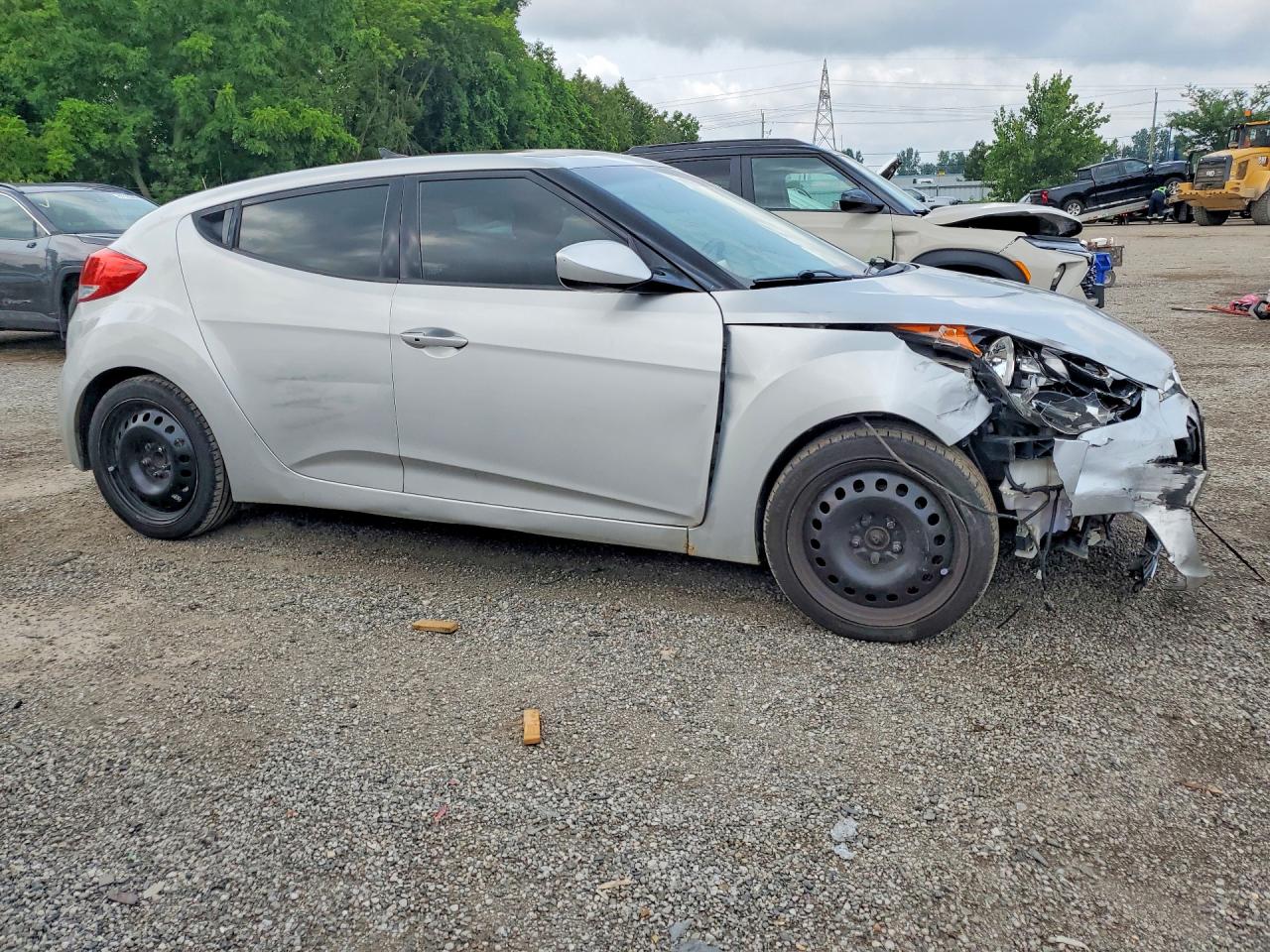 2013 Hyundai Veloster Base Silver vin: KMHTC6AD8DU091134