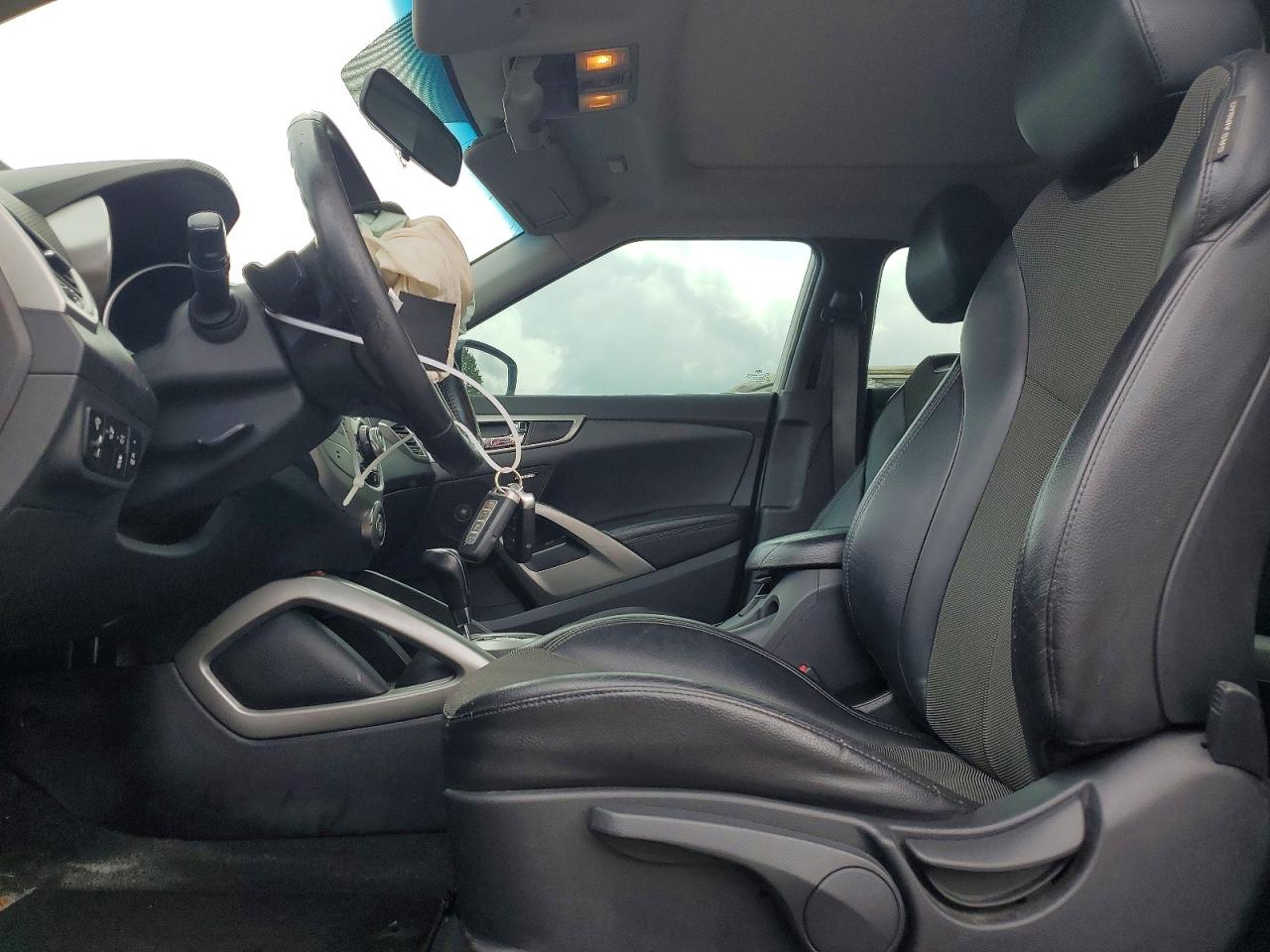 2013 Hyundai Veloster Base Silver vin: KMHTC6AD8DU091134