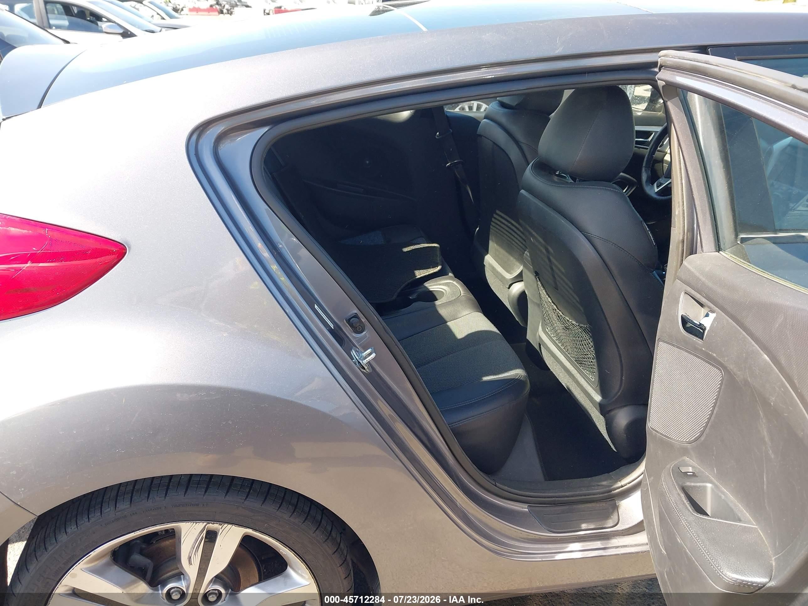 2013 Hyundai Veloster Base W/black Серебряный vin: KMHTC6AD8DU101595