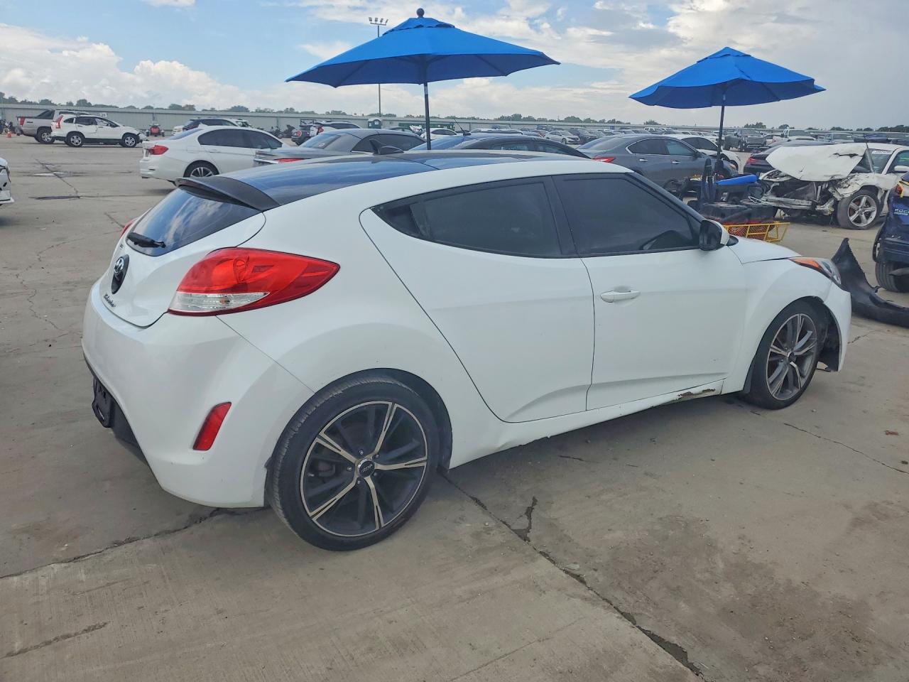 2013 Hyundai Veloster Base White vin: KMHTC6AD8DU137674