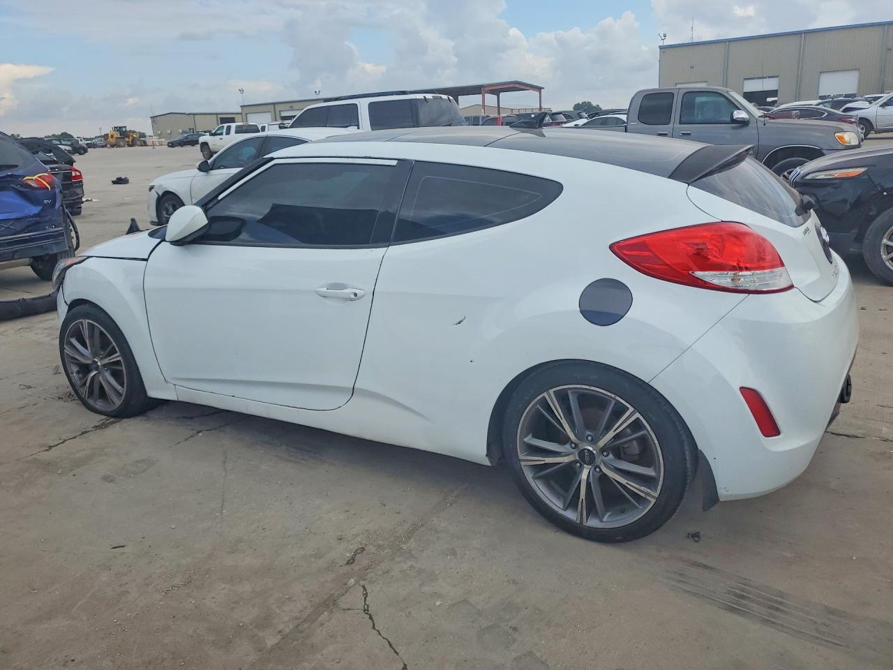 2013 Hyundai Veloster Base White vin: KMHTC6AD8DU137674