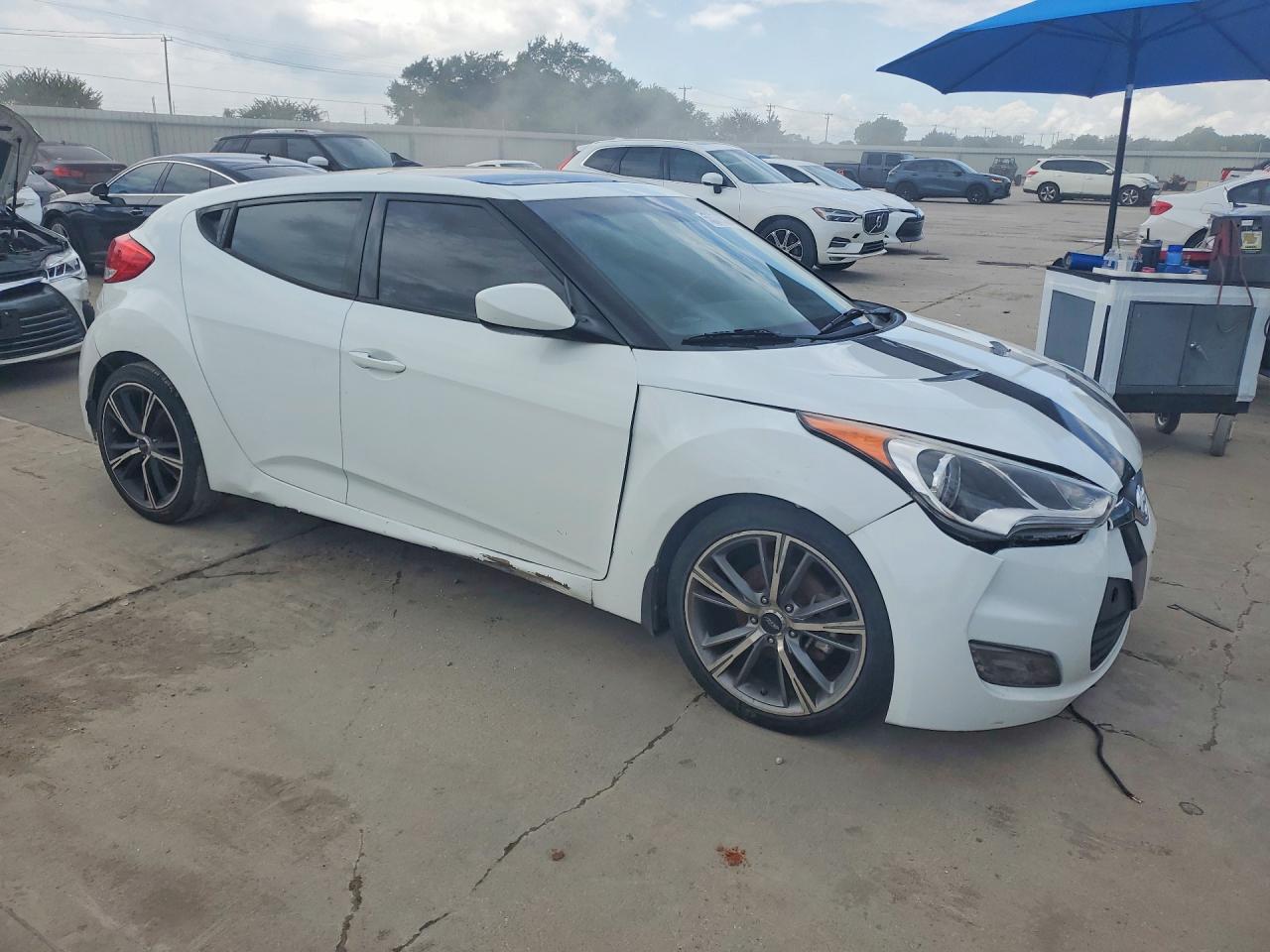 2013 Hyundai Veloster Base White vin: KMHTC6AD8DU137674