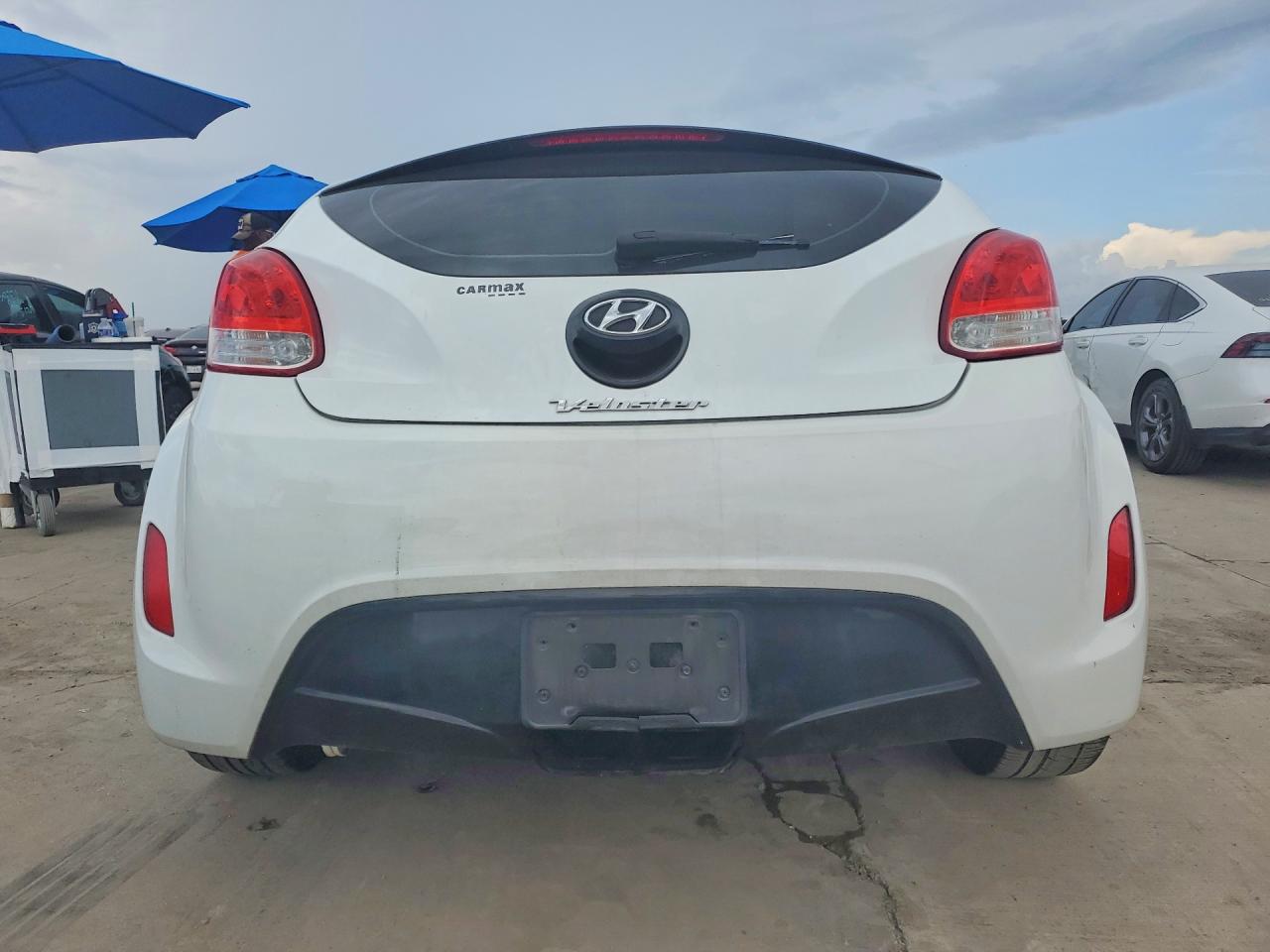 2013 Hyundai Veloster Base White vin: KMHTC6AD8DU137674
