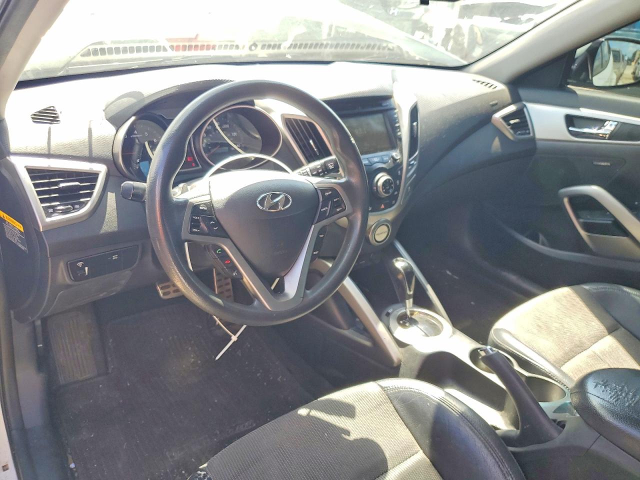 2013 Hyundai Veloster Base White vin: KMHTC6AD8DU137674