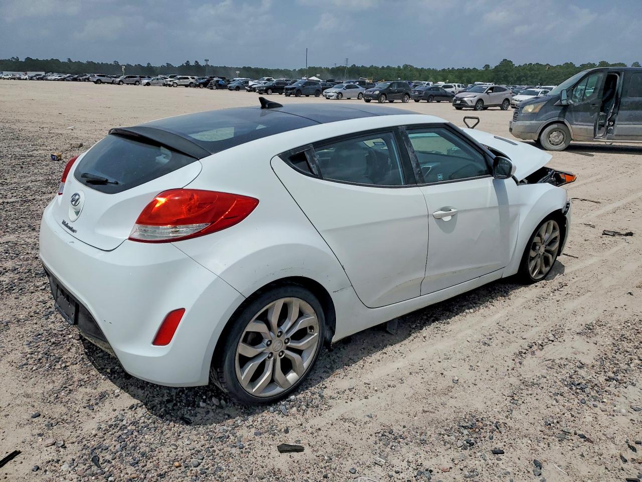 2013 Hyundai Veloster Base White vin: KMHTC6AD8DU140090