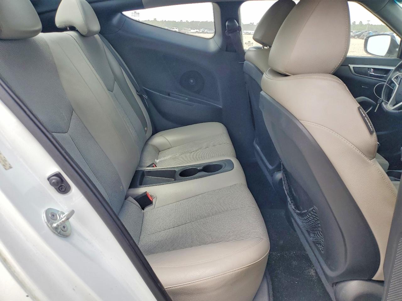 2013 Hyundai Veloster Base White vin: KMHTC6AD8DU140090