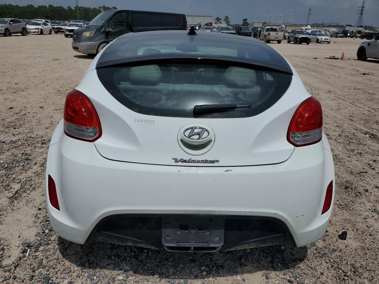 2013 Hyundai Veloster Base White vin: KMHTC6AD8DU140090