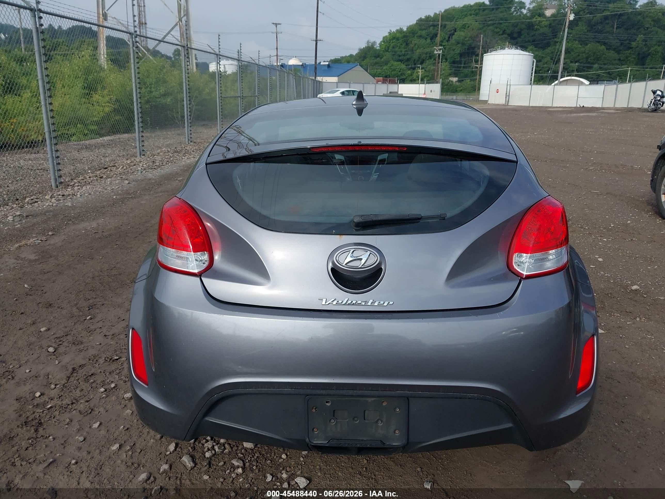 2013 Hyundai Veloster Base W/black Gray vin: KMHTC6AD8DU158038