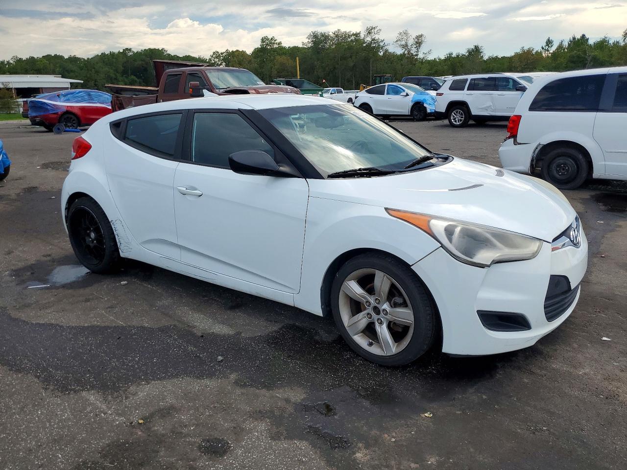 2014 Hyundai Veloster Base White vin: KMHTC6AD8EU196256