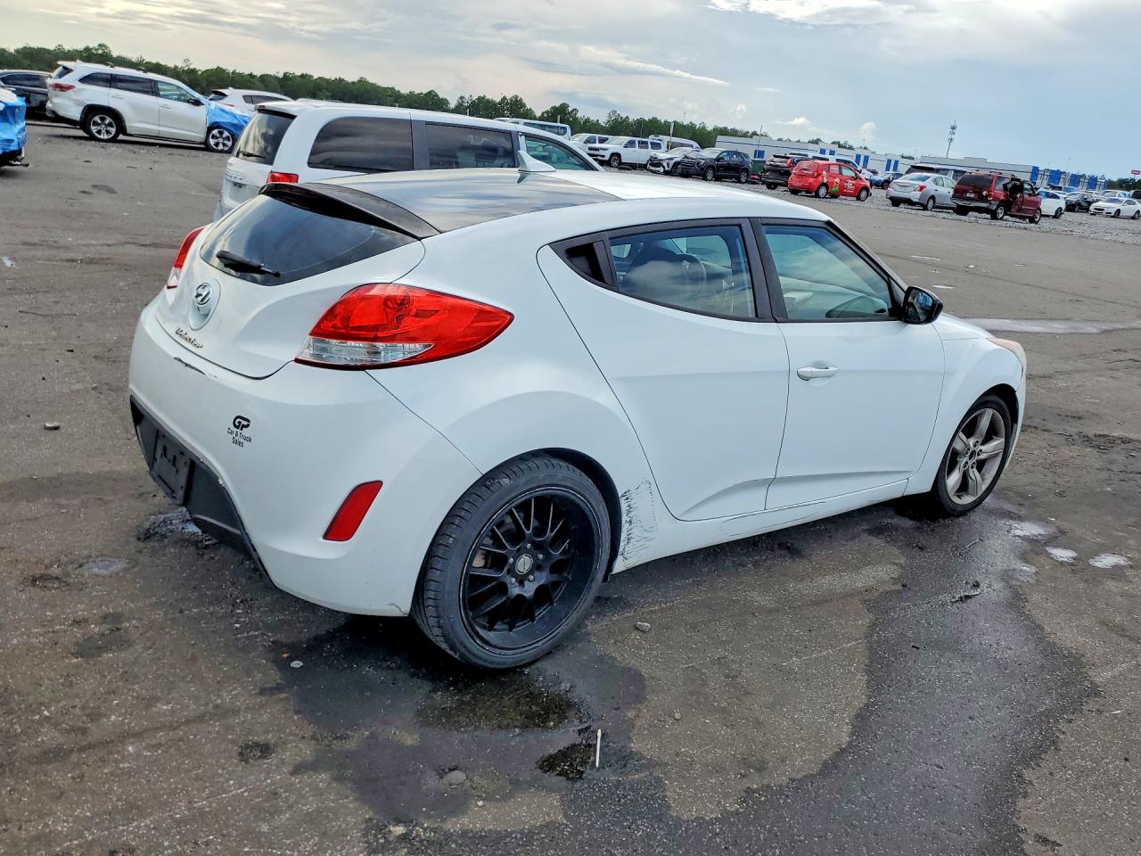 2014 Hyundai Veloster Base White vin: KMHTC6AD8EU196256