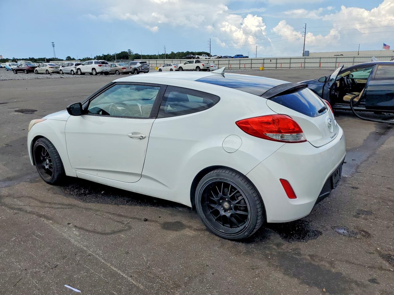 2014 Hyundai Veloster Base White vin: KMHTC6AD8EU196256