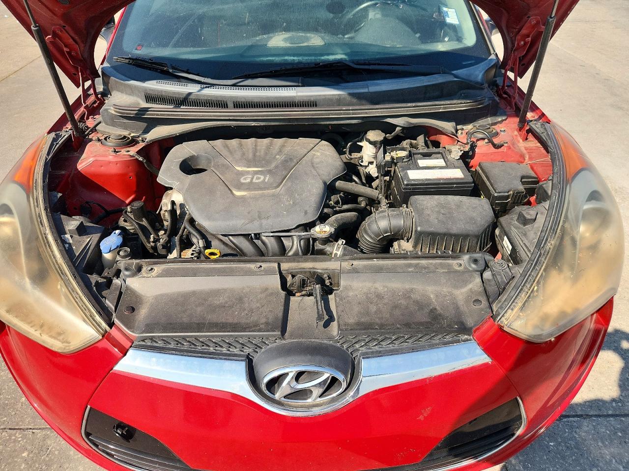 2015 Hyundai Veloster Base Red vin: KMHTC6AD8FU225546