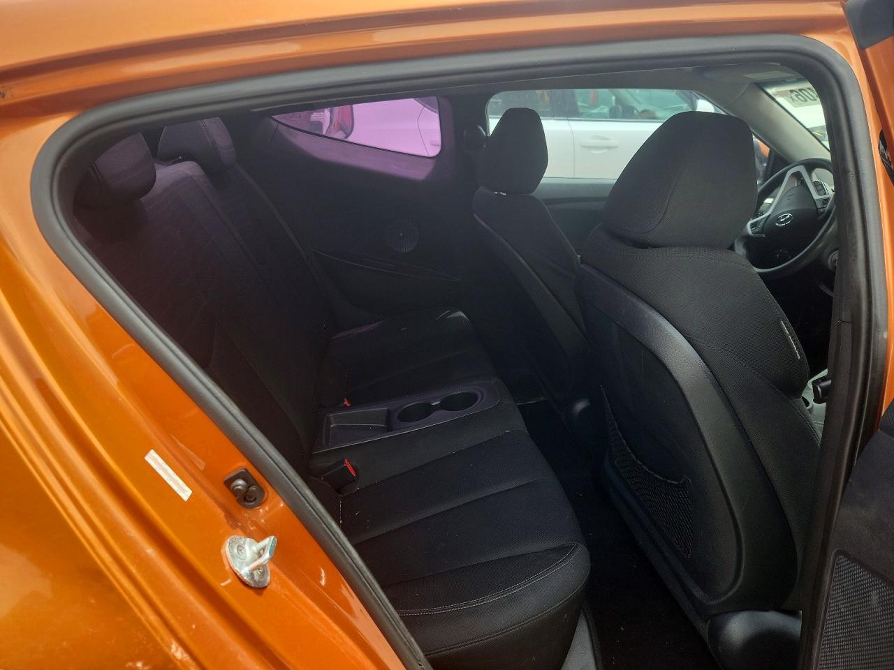 2015 Hyundai Veloster Base Оранжевый vin: KMHTC6AD8FU236174