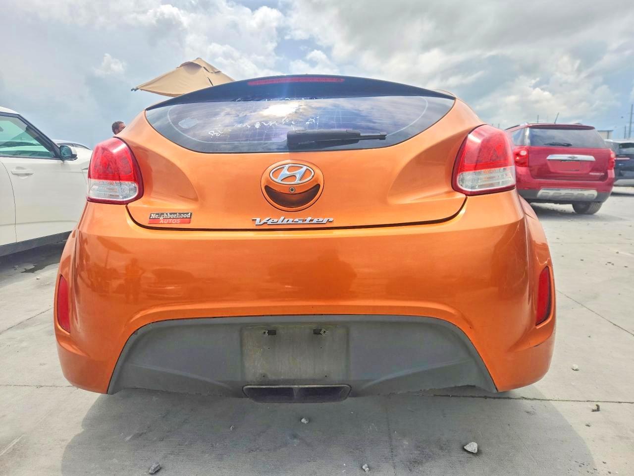 2015 Hyundai Veloster Base Оранжевый vin: KMHTC6AD8FU236174