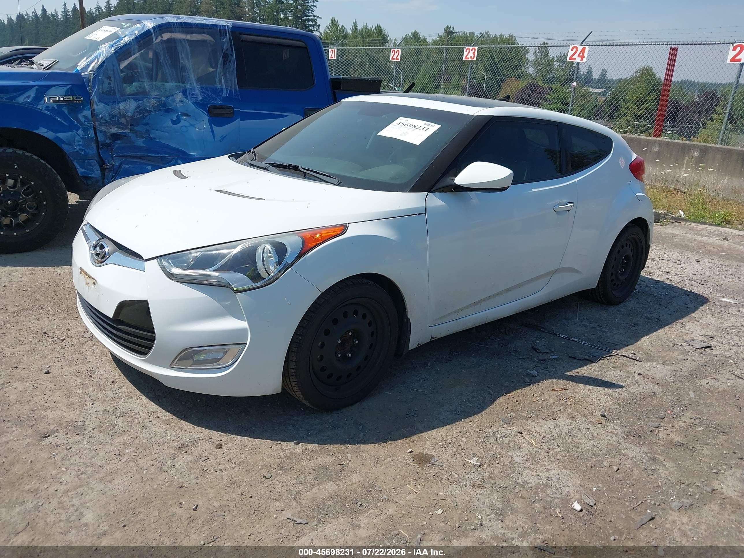 2015 Hyundai Veloster   White vin: KMHTC6AD8FU238698