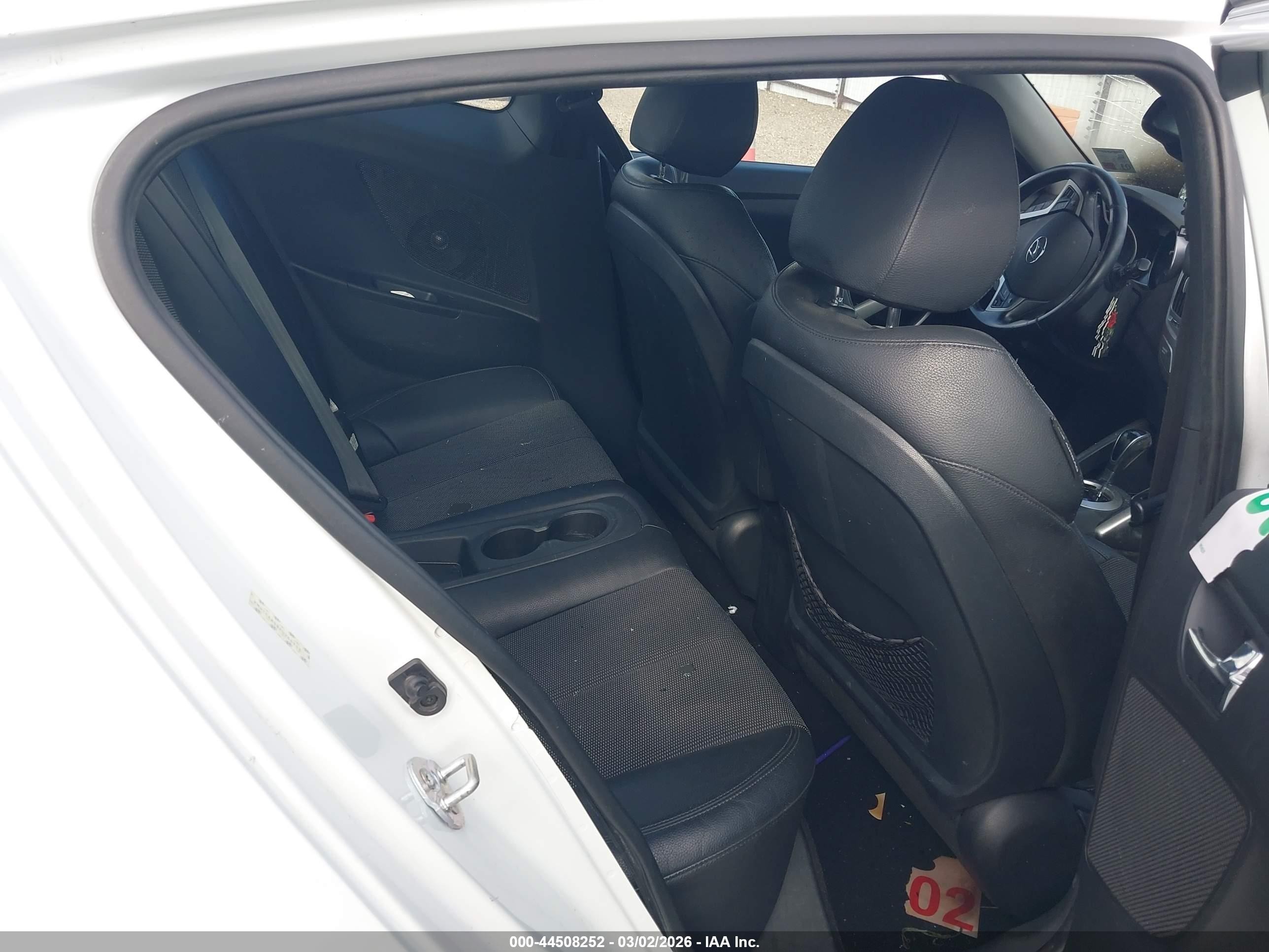 2015 Hyundai Veloster   White vin: KMHTC6AD8FU244713