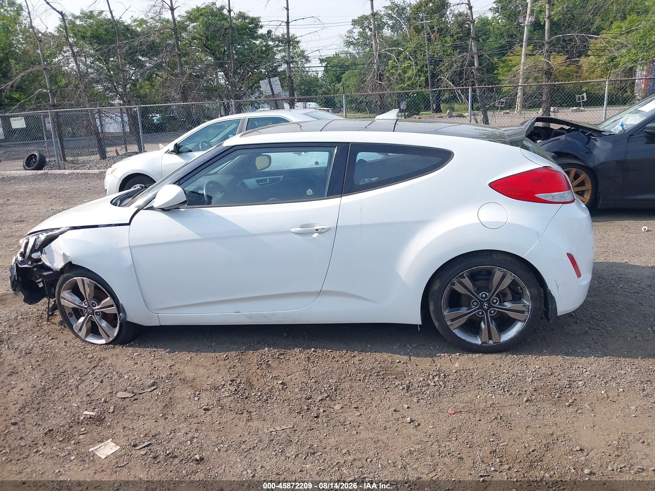 2016 Hyundai Veloster   White vin: KMHTC6AD8GU291550