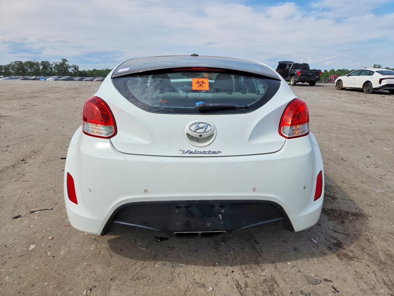2012 Hyundai Veloster Base White vin: KMHTC6AD9CU037601