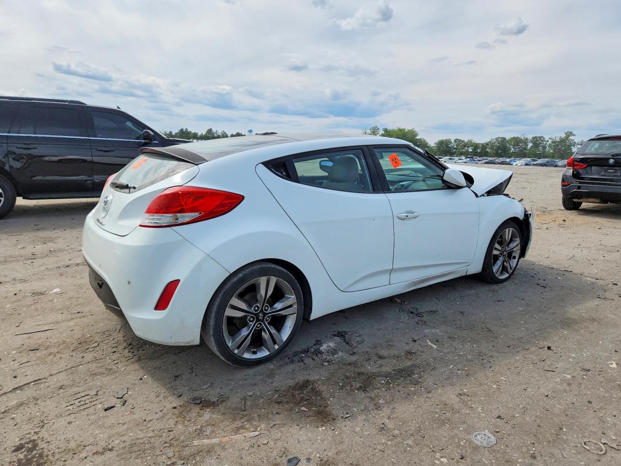 2012 Hyundai Veloster Base White vin: KMHTC6AD9CU037601